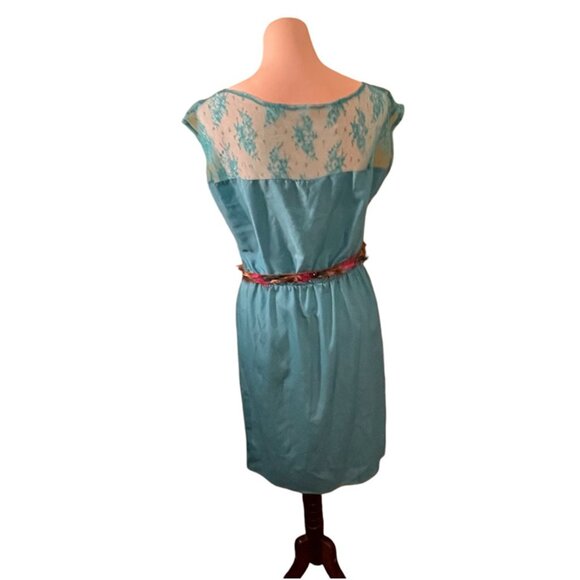 Blue lace top dress with peacock belt - Picture 2 of 4